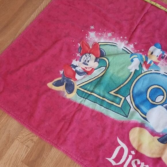 Vintage 2007  Disneyland Exclusive resort  Beach Towel  Large - Picture 6 of 10